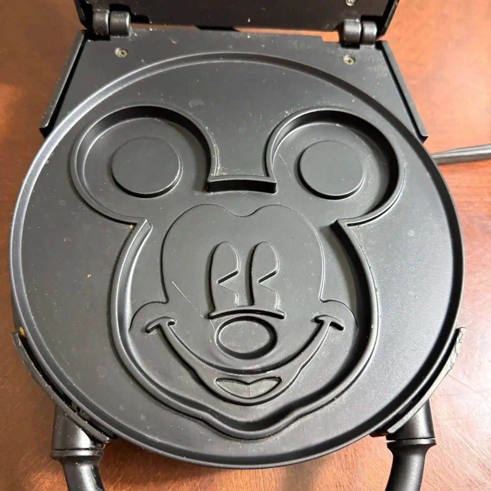 Disney Mickey's Single Waffler VillaWare Mickey Mouse Waffle Maker Model 5555-01